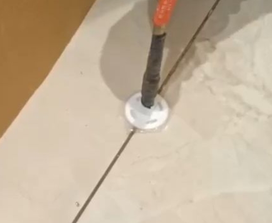 玛沁瓷砖空鼓维修公司专业解答瓷砖在铺贴过程中，如果没有涂抹均匀到位的粘结材料（如水泥砂浆或瓷砖胶），可能会导致以下问题