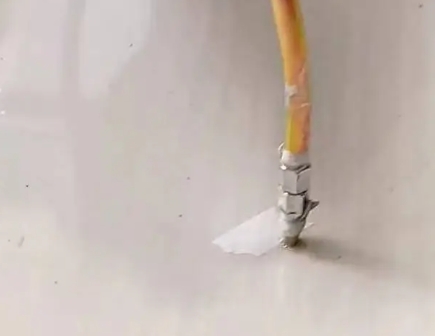 玛沁瓷砖空鼓维修公司专业解答在瓷砖铺贴过程中，如果使用的砂料过粗（如全部使用了粗砂），可能会导致以下问题